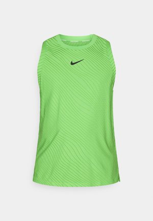 Groene mouwenloze sporttop van lichtgewicht materiaal, met een golvend textuurpatroon en een zwart Nike-logo op de borst.