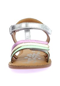 Läder sandal med metallisk silverrem och flera färgglada (rosa, grön, gul) band. Slät läderfotbädd med blommönster.