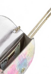 Bolso de mano metálico plateado con un patrón geométrico de colores del arcoíris, cadena dorada y una textura suave. En el interior cuenta con un compartimento para tarjetas.