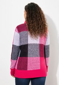 Maglione oversize colorato con un motivo a scacchiera nelle tonalità di rosa, nero e grigio, con polsini e orlo a costine.