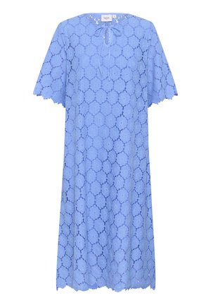 Vestido de encaje azul claro con mangas cortas, con un escote redondo y un detalle de lazo en la parte frontal. Bordes con forma de ola y patrón floral en todo el vestido.