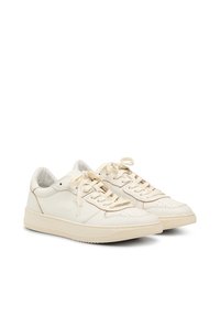 Zapatillas de cuero en color blanco roto con punta redonda, detalles perforados, cordones planos y suela de goma texturizada. Sutiles acentos en contraste.