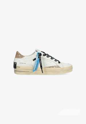 Sneakers bianchi a basso profilo con una texture in pelle screpolata, accenti di glitter dorato, lacci neri e un'etichetta blu attaccata. Suola in gomma con una finitura texturizzata.