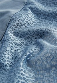 Țesătură din plasă de culoare albastru deschis, cu un model texturat și designuri intricate, care prezintă un luciu fin și un aspect stratificat.