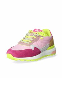 Sneaker rosa e viola realizzato in materiali suede e nylon, con dettagli in neon giallo, suola texturizzata e un tallone in contrasto.