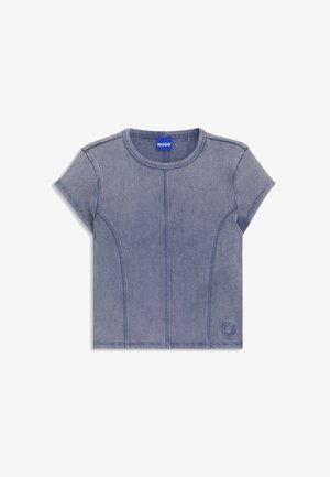 Blåstribet, kort crop-top i blød bomuld. Den har rund halsudskæring, korte ærmer og en lille logo nederst på venstre side.