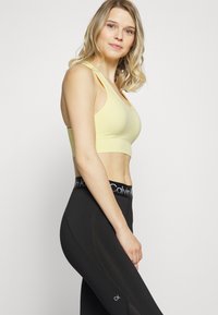 ONLY Play ONPDAISY-2 SEAM BRA  - Sutiã desportivo de suporte médio - pale banana