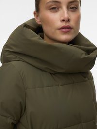 Olijfgroene donsjas met een hoge kraag en capuchon, voorzien van een gladde, glanzende textuur en horizontale doorgestikte panelen.
