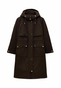 Hnedý nepremokavý kabát s kapucňou, dvoma prednými vreckami, zacvakávacími uzávermi a voľným strihom s nastaviteľnými šnúrkami.