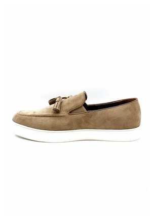 Chaussure slip-on en daim brun avec un bout arrondi, un détail de franges et une semelle en caoutchouc blanc, présentant des accents cousus et un design bas.