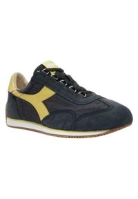 Sneaker sportive con una toma superiore di un blu navy scuro, dettagli gialli, punta rotonda e suola in gomma. Presentano una chiusura con lacci e una texture in suede.