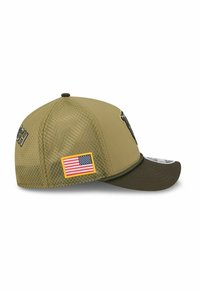 Khakifarbene Baseballmütze mit Netzdesign, gebogenem Schirm und gestickten Akzenten. Beinhaltet ein kleines amerikanisches Flaggen-Patch an der Seite.