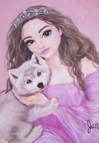Una stampa di tessuto rosa che presenta una ragazza con lunghi capelli mossi in un abito viola, mentre tiene in braccio un cucciolo grigio chiaro con un accento di gioiello sulla fronte.