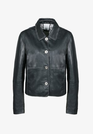 Sort læderjakke med cropped design, der har en spids krave, sølvknapper og kontrastsyede detaljer. Glat tekstur.
