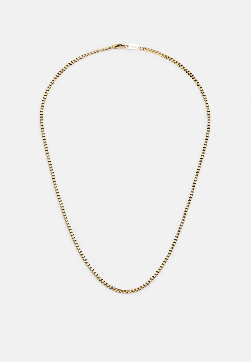 Collier chaîne boîte fine en or avec un petit fermoir et une étiquette gravée « ITALY » sur fond blanc.