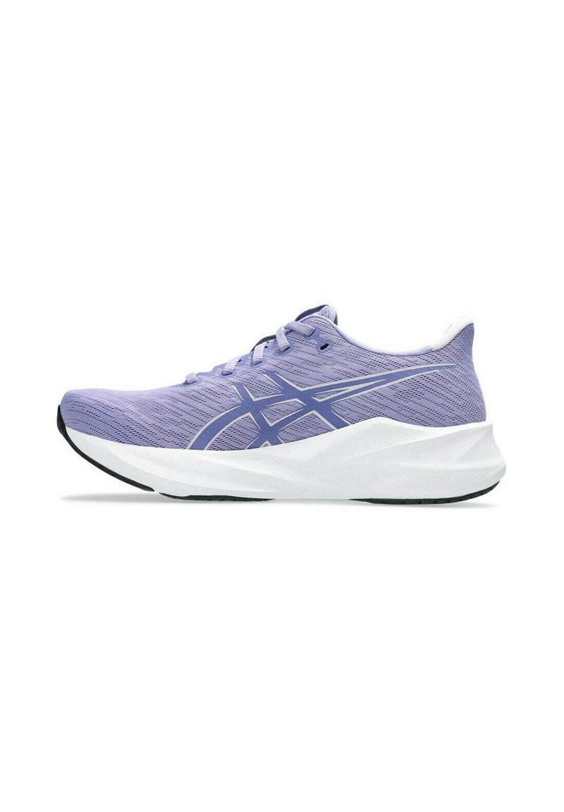 Chaussure de course violet clair en tissu mesh, semelle épaisse blanche, semelle extérieure noire, et logo ASICS sur le côté.