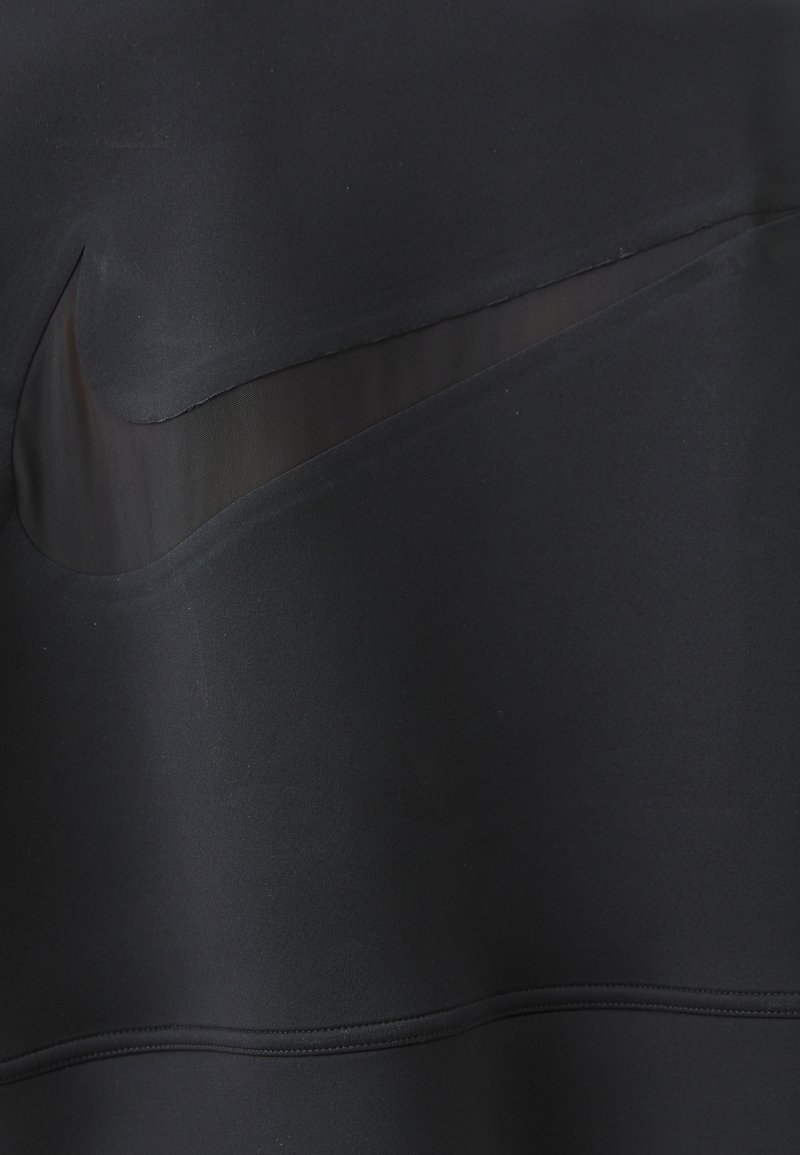 Schwarzes Sportoberteil mit einem transparenten Mesh-Einsatz im Brustbereich, glatter Textur und dezenten Nähten entlang der Gürtellinien.