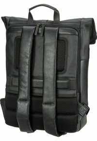 Zwarte leren rugzak met een oprolbare sluiting, gevoerde achterkant, gaasaccenten en twee brede verstelbare schouderbanden. Voorzien van dubbele ritsen en een handvat aan de bovenkant.