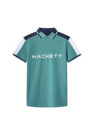 Pikétröja i teal med marinblå och vita accenter, med krage, korta ärmar och framfälld logotyp "HACKETT" i fet vit text.