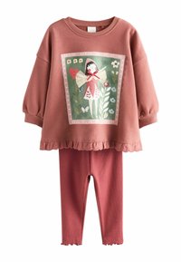 Maglietta a maniche lunghe color rosa polveroso con stampa di fate e fiori abbinata a leggings a coste coordinati, entrambi con bordi arricciati.