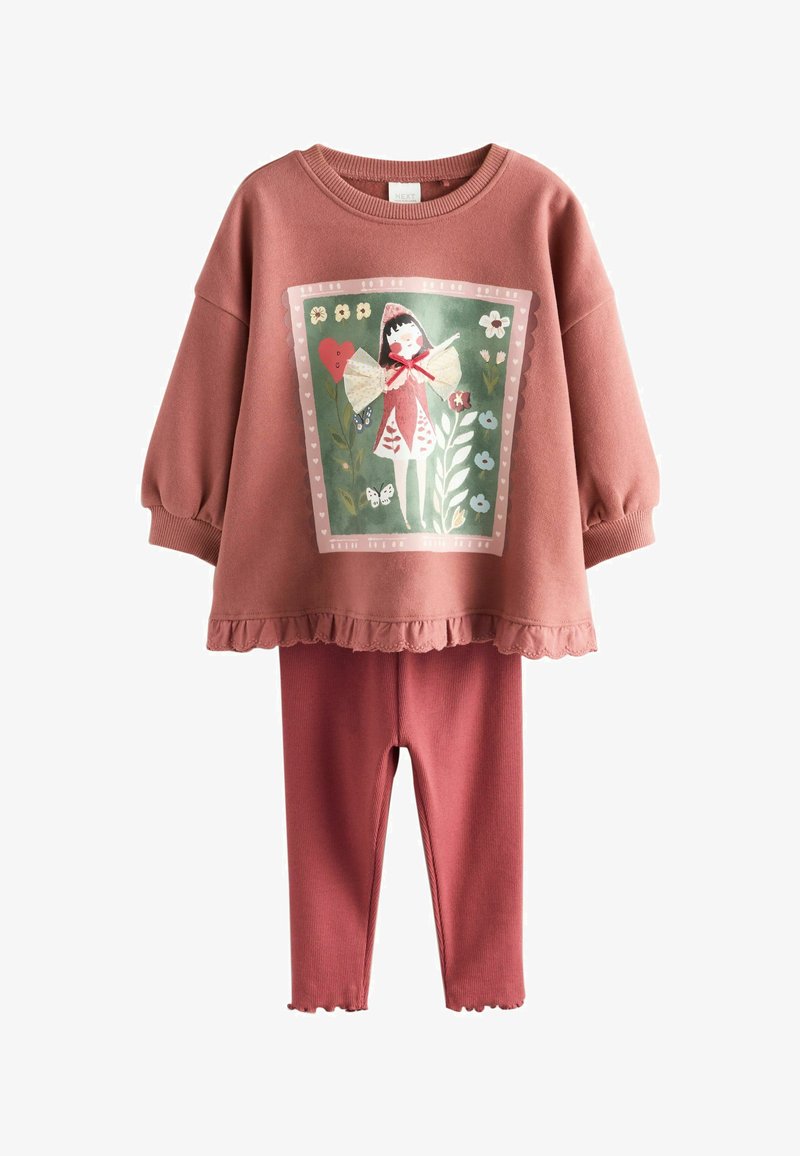 Maglietta a maniche lunghe color rosa polveroso con stampa di fate e fiori abbinata a leggings a coste coordinati, entrambi con bordi arricciati.