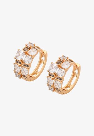 Náušnice ve zlatém tónu ve tvaru kruhu s obdélníkovými a kulatými průhlednými rhinestony, doplněné malými černými akcenty, vytvářejícími vrstvený design.