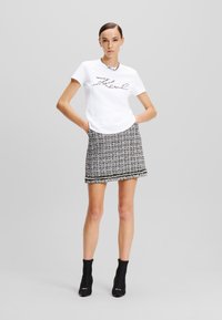 KARL LAGERFELD BOUCL� SIGNATURE - Camiseta estampada - white