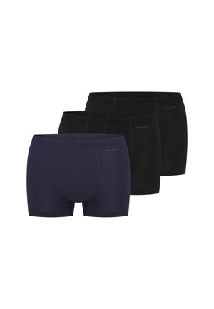 Trzy męskie bokserki w jednolitych kolorach, dwie pary czarne i jedna para granatowa, ułożone nakładające się na biały tle.