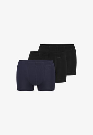 Tre herre boxershorts i ensfarvede farver, to sorte par og et mørkeblåt par, arrangeret overlappende på en hvid baggrund.