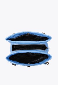 Borsa a tracolla blu trapuntata con un esterno tessurizzato, dettagli in hardware dorato e un interno nero con doppie compartimenti e chiusura con zip.