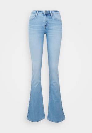 Jean en denim bleu clair taille haute avec jambes évasées et style cinq poches, présenté sur un fond clair uni.