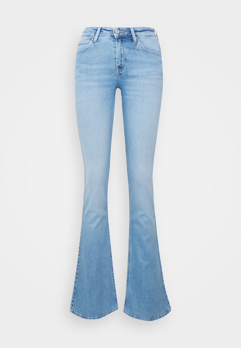 Jean en denim bleu clair taille haute avec jambes évasées et style cinq poches, présenté sur un fond clair uni.
