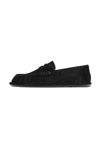 Sort ruskind slip-on sko med rund tå, frynseudsmykning foran og flad sål. Minimalistisk design med syede detaljer.