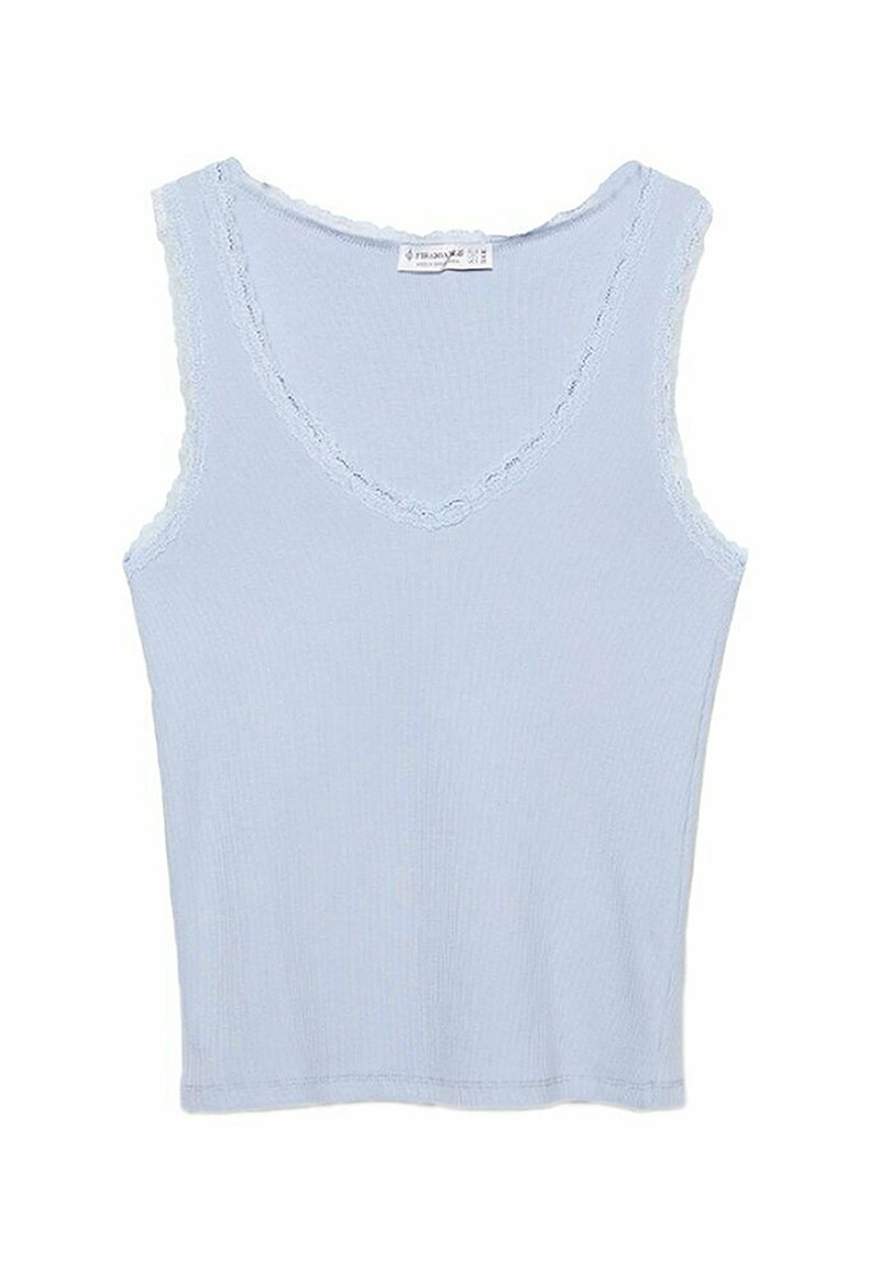 Débardeur sans manches bleu clair à côtes avec un ourlet festonné autour du col en V et des emmanchures, posé à plat sur un fond blanc.