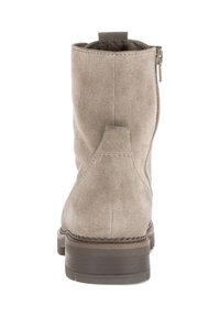 Stivaletto in suede color beige chiaro con punta rotonda, cerniera laterale e robusto tacco marrone. Presenta un laccio sul retro per una facile calzata.