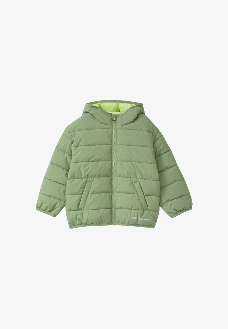 Chaqueta acolchada verde claro con capucha, cremallera frontal y bolsillos inclinados, diseñada para clima frío.