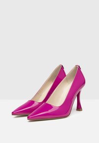 Chaussures à talons hauts en cuir verni rose vif avec un design à bout pointu et un talon fin rehaussé d'or. Texture lisse et brillante.