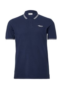 Marineblauwe polo met witte accenten op de kraag en mouwen, met een klein logo op de linkerborst en een gestructureerde stof.