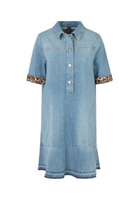 Robe en denim bleu clair manches courtes, boutons argentés sur le devant, détails aux poignets imprimé léopard et col.