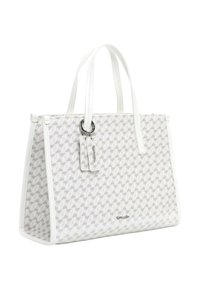 Weiße Tragetasche mit doppelten Griffen, grauem Hahnentrittmuster und kleinen dekorativen Anhängern, die nahe am Griffring befestigt sind.