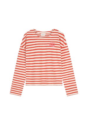 Wit shirt met lange mouwen, voorzien van horizontale rode strepen en kleine roze geborduurde tekst en vlinder op de linkerborst.