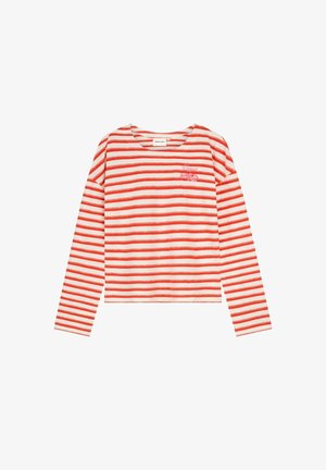 Wit shirt met lange mouwen, voorzien van horizontale rode strepen en kleine roze geborduurde tekst en vlinder op de linkerborst.