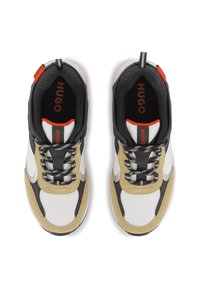 Μαύρα, λευκά και μπεζ αθλητικά παπούτσια με υλικό από δίχτυ και σουέντ, υφή επιφάνειας, και κορδόνια σε αντίθετο χρώμα· φέρουν τη σήμανση "HUGO".