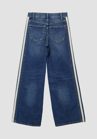 Jeans in denim blu a gamba larga con due strisce laterali, dotati di vita media e quattro tasche posteriori. Tessuto morbido, design casual.