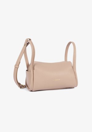 Beige leren crossbodytas met textuur, verstelbare riem en subtiel gouden logo aan de voorkant, rechthoekige, zacht gestructureerde vorm.