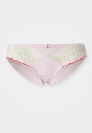 Sous-vêtements rose clair ornés de délicate broderie florale verte et de détails rouges, avec un mélange de textures de tissu lisses et transparentes.