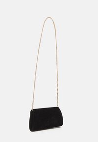 Sort velour crossbody taske med en rund form, forsynet med en guldkæde-strop. Teksturen er blød, og den har et enkelt, rent design.