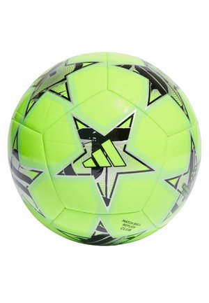 Palla da calcio verde brillante con design a stelle nere e un motivo sottile. Include il logo Adidas e il testo "Replica Palla da Gioco Club."