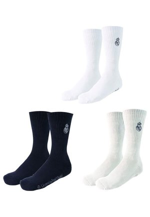 Trzy pary prążkowanych skarpetek za kostkę w kolorze białym, czarnym i ecru, każda z małym haftowanym logo Realu Madryt blisko góry.