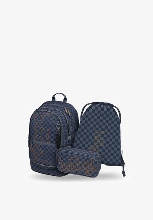 Zaino a quadretti blu navy, sacchetto con coulisse e astuccio con il nome del marchio "baagl" ricamato in arancione su ogni articolo.